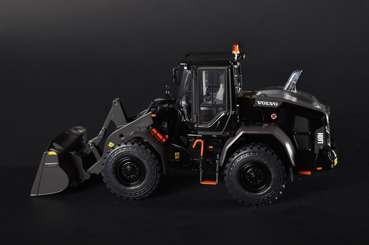 at-collections volvo l60H black edition