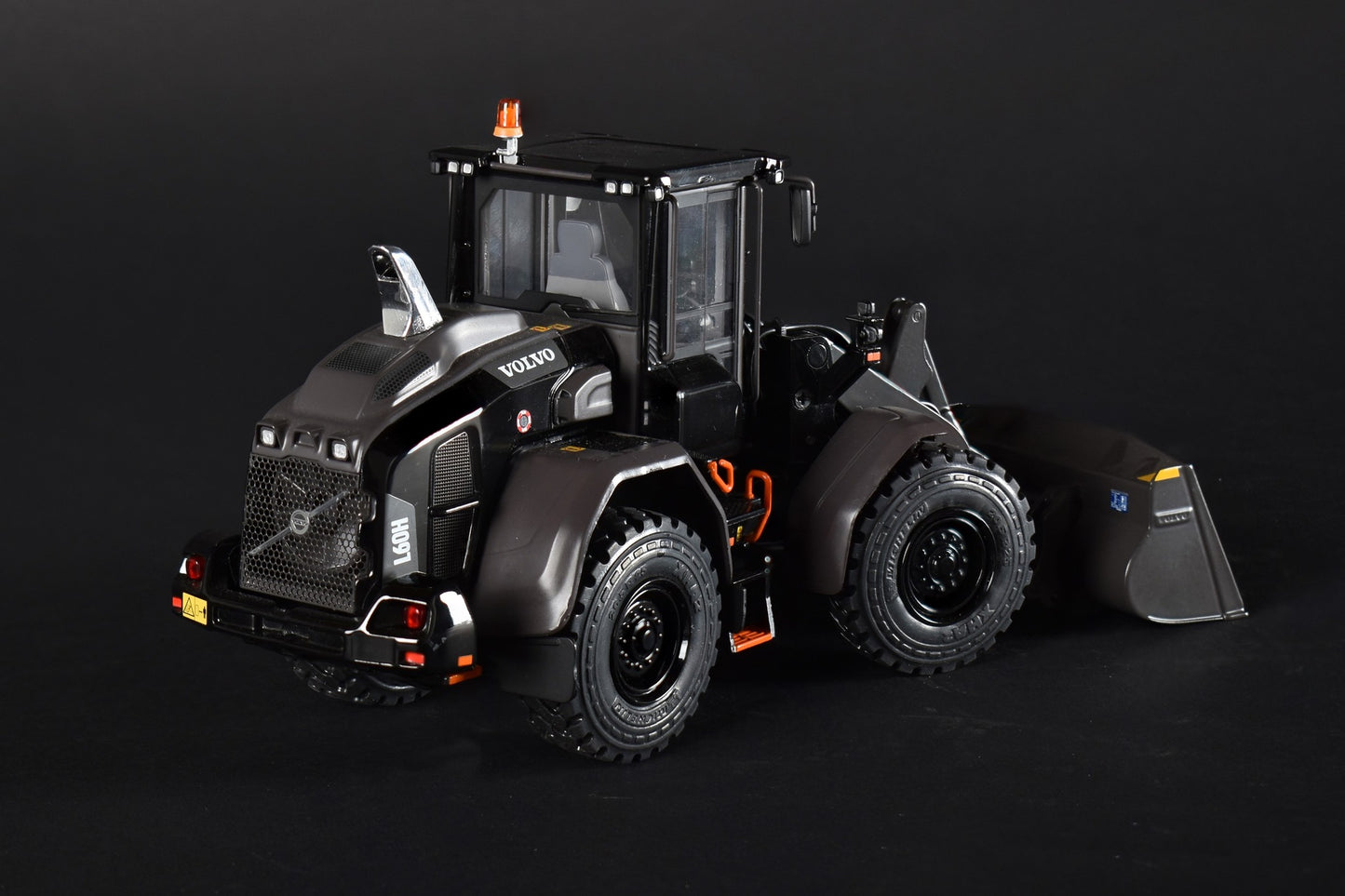 at-collections volvo l60H black edition